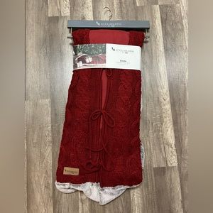 Kookaburra by Ugg - Brand New Tree Skirt